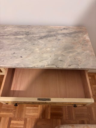 Cómoda de madera con mármol y flores