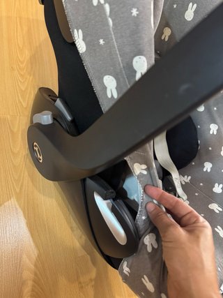 Silla de coche Cybex con estampado de conejos