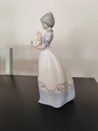 Figura Porcelana Casades Chica con Perro