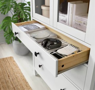 Vitrina IKEA HEMNES blanca con 3 cajones
