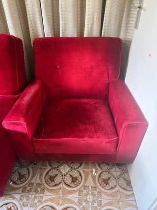 Sofá y butacas de terciopelo rojo