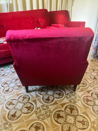 Sofá y butacas de terciopelo rojo