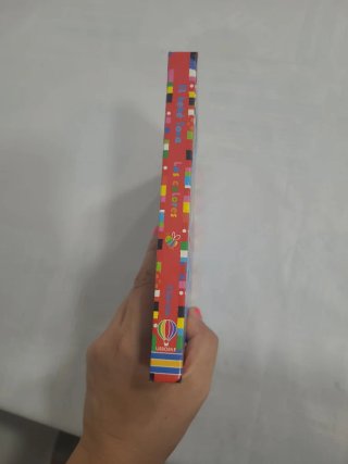 El bebé toca los colores
