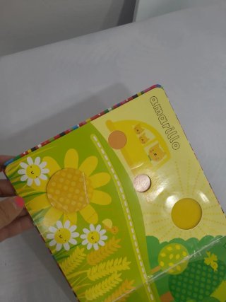 El bebé toca los colores