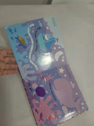 El bebé toca los colores