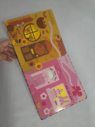 El bebé toca los colores