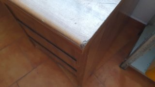 Mesa de madera marrón