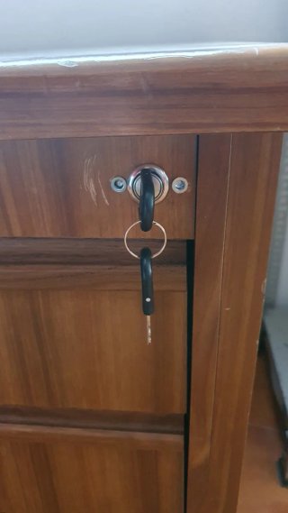 Mesa de madera marrón