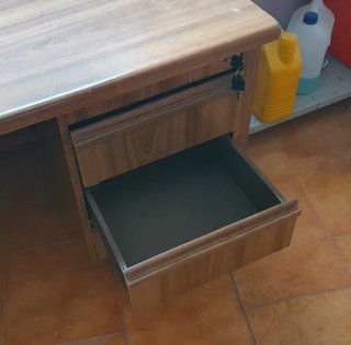 Mesa de madera marrón