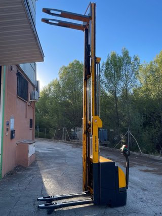 Apilador Jungheinrich 1400kg 4370mm base elevable