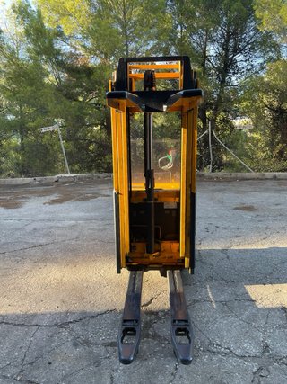 Apilador Jungheinrich 1400kg 4370mm base elevable