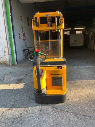 Apilador Jungheinrich 1400kg 4370mm base elevable
