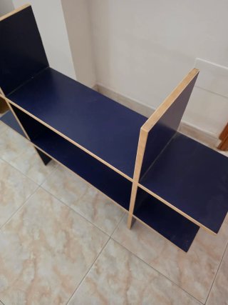 Estantería modular azul y madera