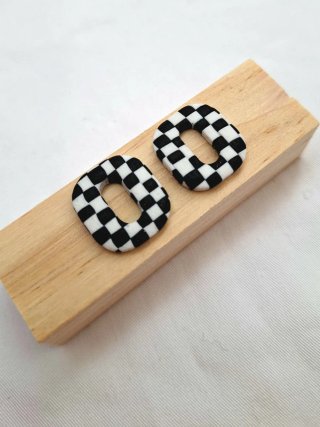 Pendientes de cuadrados blancos y negros