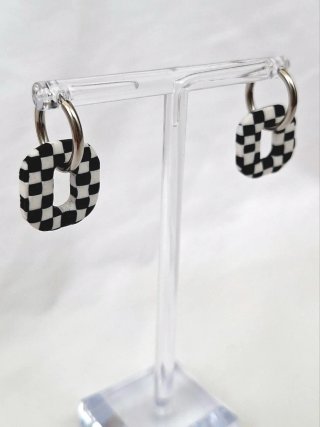 Pendientes de cuadrados blancos y negros