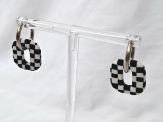 Pendientes de cuadrados blancos y negros