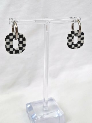 Pendientes de cuadrados blancos y negros