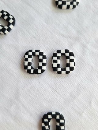 Pendientes de cuadrados blancos y negros