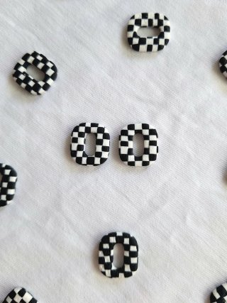 Pendientes de cuadrados blancos y negros