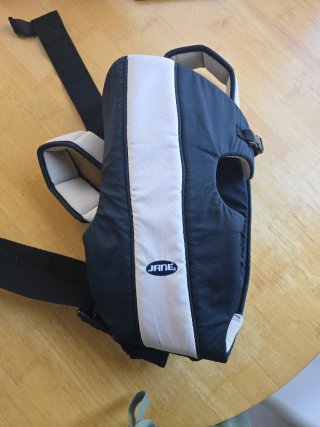 Mochila Portabebés Jane Negra y Beige