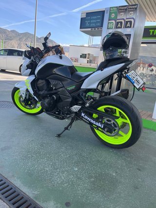 Kawasaki Z750 Blanca y Amarilla
