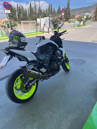 Kawasaki Z750 Blanca y Amarilla