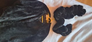 Abrigo de pelo negro y bufanda