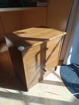 Comodino in Legno con 3 Cassetti