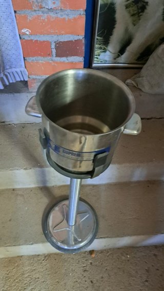 Cubitera con soporte metálico