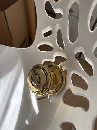 Pomo de puerta dorado con detalle trenzado
