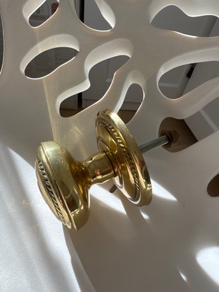 Pomo de puerta dorado con detalle trenzado