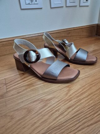 Sandalias tacón dorado y plateado