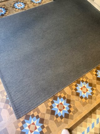 Alfombra gris tejida