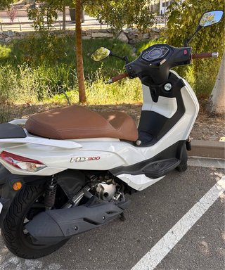 SYM 300 HD Maxi Scooter Blanca y Marrón