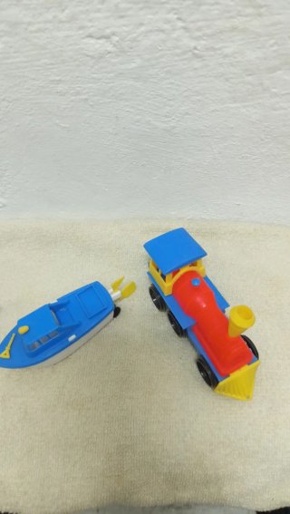 Lote figuras plástico kiosko: tren y barcos