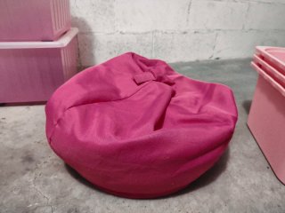 Lámpara, almacenaje y puf habitación infantil