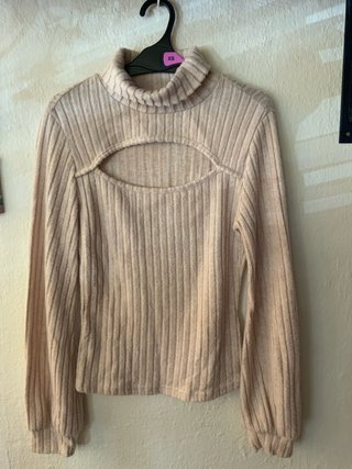 Camiseta cuello alto beige con abertura