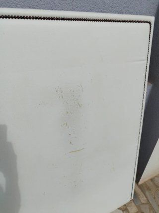 Cabecero polipiel blanco con tachuelas