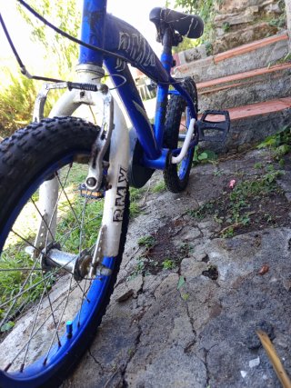 Bicicleta BMX infantil azul