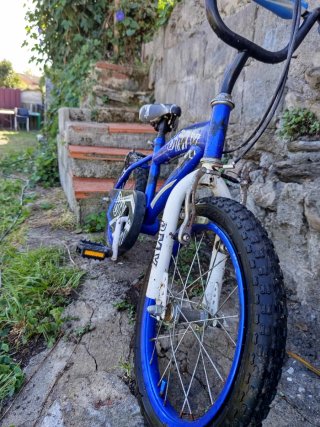 Bicicleta BMX infantil azul