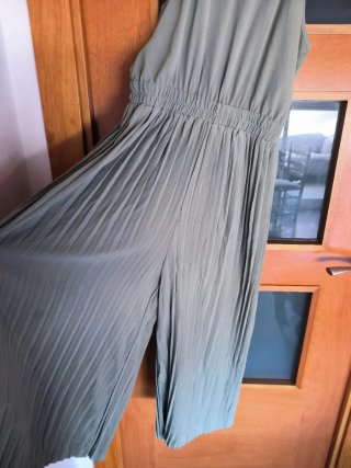 Mono falda pantalón evasse verde oliva