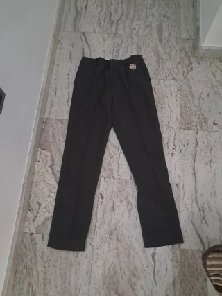 Pantalón negro con logo
