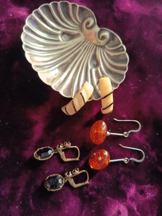Pendientes antiguos y concha plateada