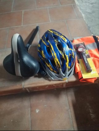 Casco, sillín, bomba y chaleco ciclismo