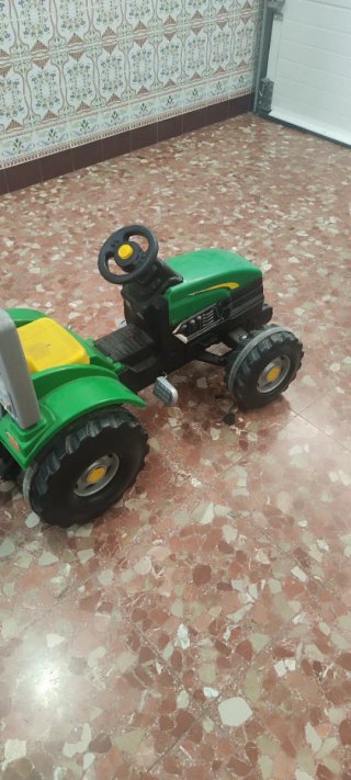 Tractor Smoby a pedales con remolque