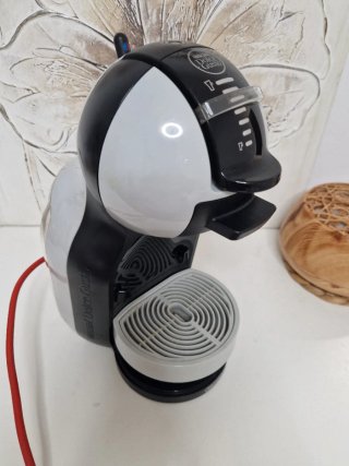 Cafetera Dolce Gusto Negra y Blanca