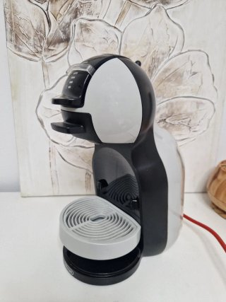 Cafetera Dolce Gusto Negra y Blanca