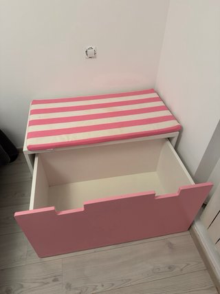 Armario blanco con cajonera rosa y banco