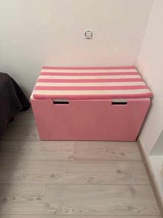 Armario blanco con cajonera rosa y banco