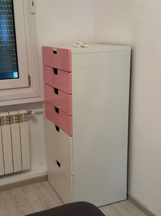 Armario blanco con cajonera rosa y banco